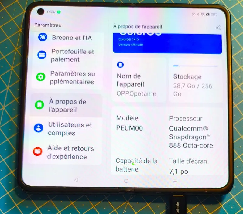 Téléphone pliable allumé pendant une intervention informatique